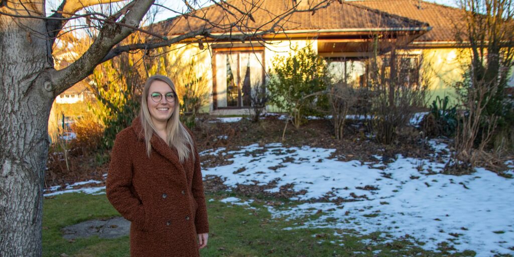 bild-im-beitrag-julia-vor-einfamilienhaus-zeitungsartikel